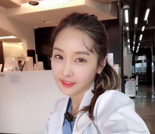 Nữ nha sĩ 50 tuổi “gây sốt” dân mạng vì xinh đẹp như cô gái đôi mươi