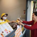 Chuỗi cà phê ông bầu triển khai chương trình “Mua cà phê – tặng bánh mỳ thịt”