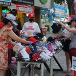 Người Sài Gòn đổ xô mua mũ phòng chống dịch Covid-19